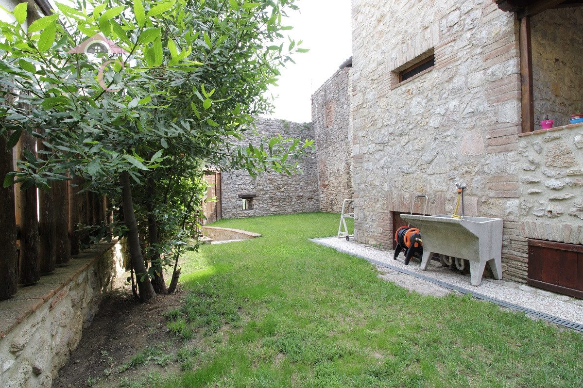 quadrelli proprieta storica e di lusso giardino pietra a vista terrazza panoramica 10.png